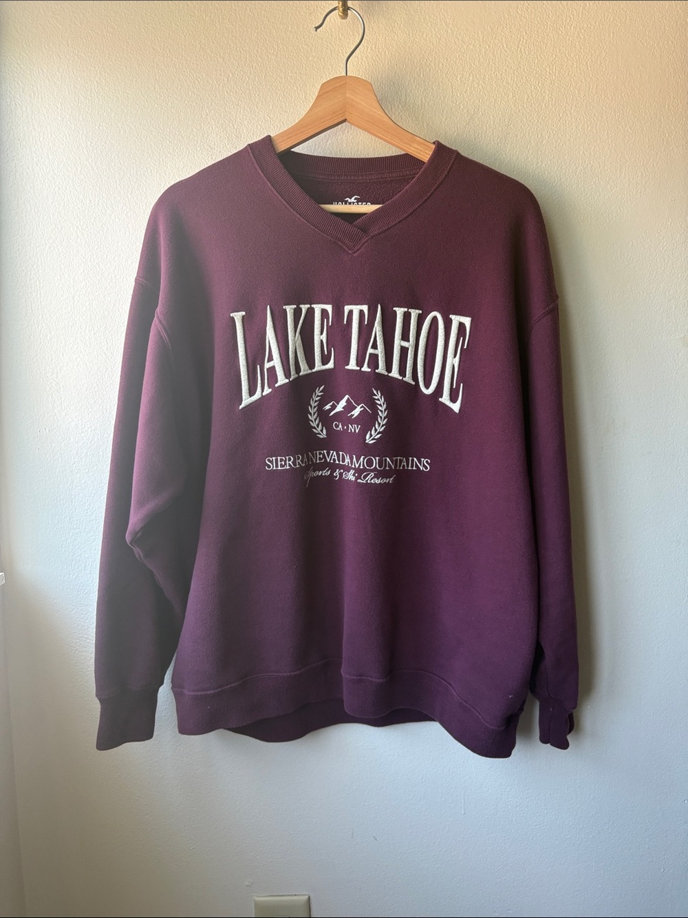 Hollister Women’s Lake Tahoe V-Neck Sweatshirt Size M